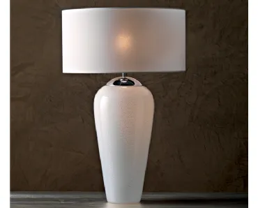 Lampada Diva da tavolo con vaso in vetro bianco e argento e paralume in tessuto bianco di Le Fablier