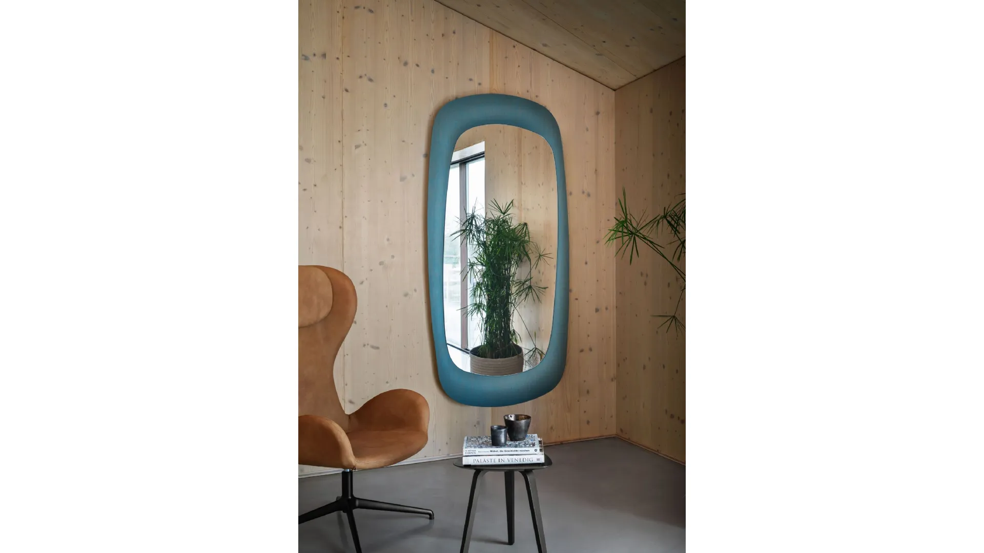 Specchio Bold H200 con cornice rivestita in tessuto di Midj