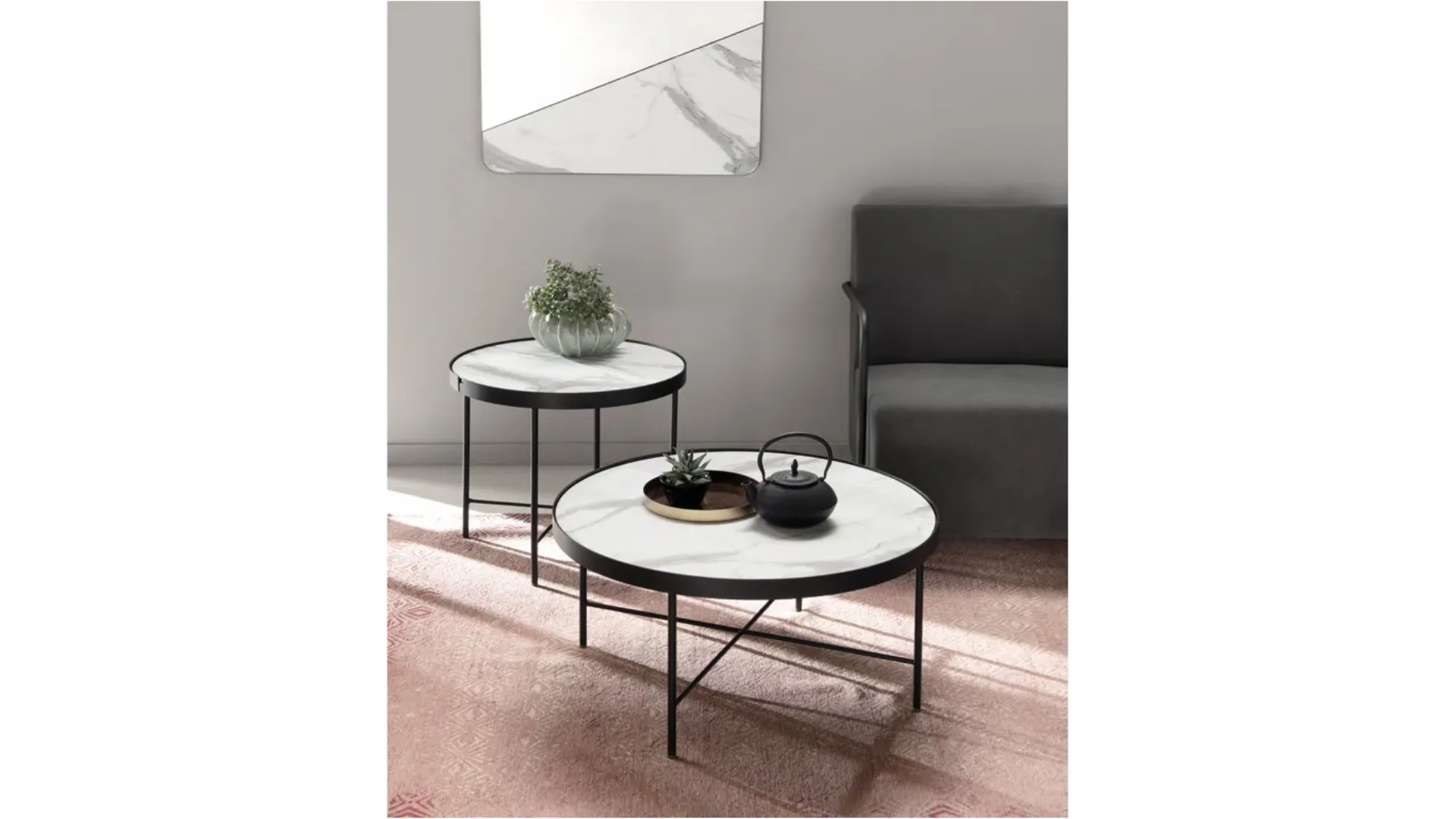 Tavolino tondo Chris in vetro laminato effetto marmo bianco con struttura in metallo di Capodarte