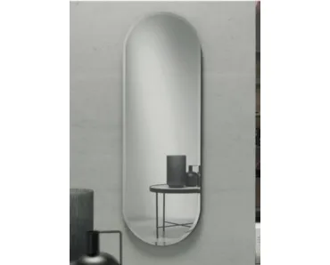 Specchio sagomato Liza con molatura perimetrale di Capodarte