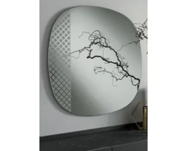 Specchio sagomato Mantra con decorazioni sabbiate di Capodarte