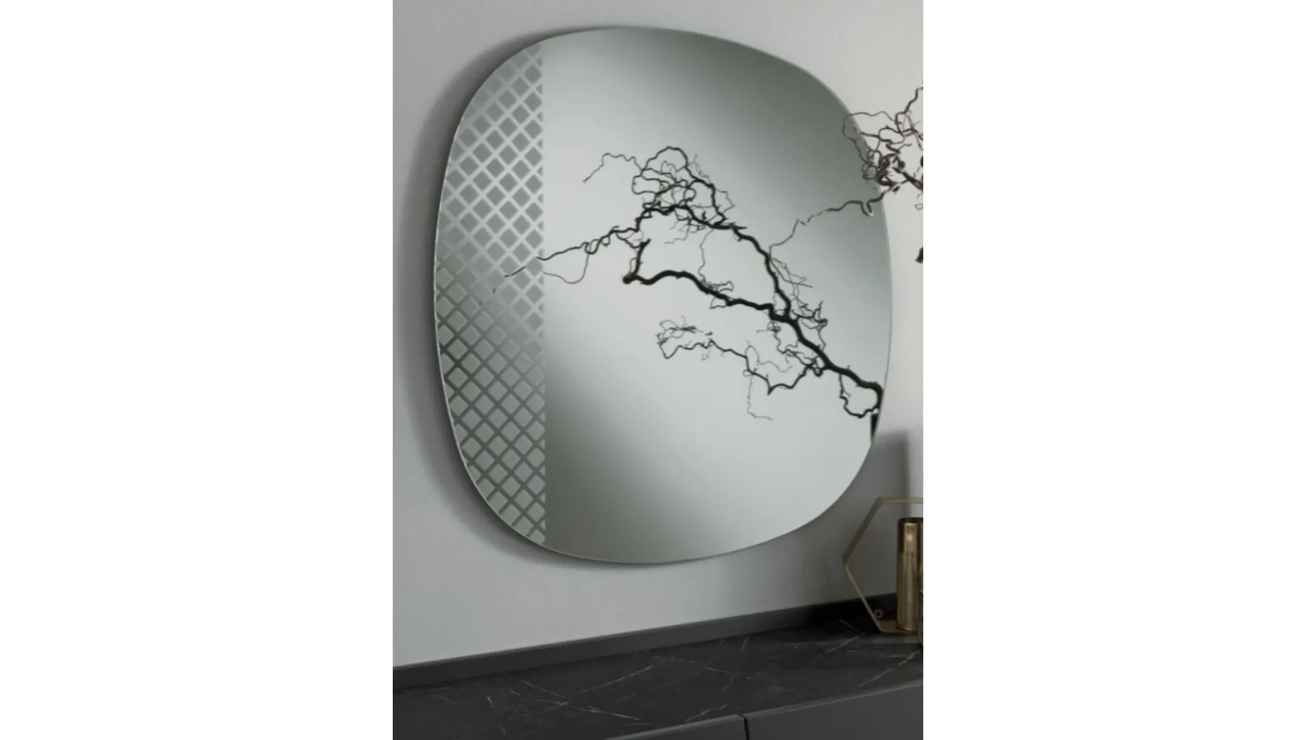Specchio sagomato Mantra con decorazioni sabbiate di Capodarte