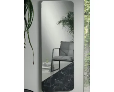 Specchio Ortis con inserto in vetro laminato effetto marmo di Capodarte