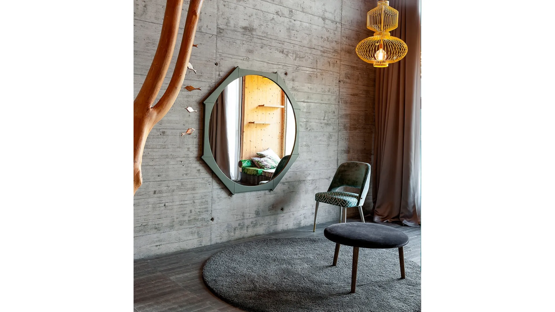 Specchio Colibri con cornice in legno di Rovere di Devina Nais