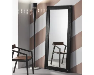Specchio Elephant con cornice in legno massello di Rovere laccato Nero di Devina Nais