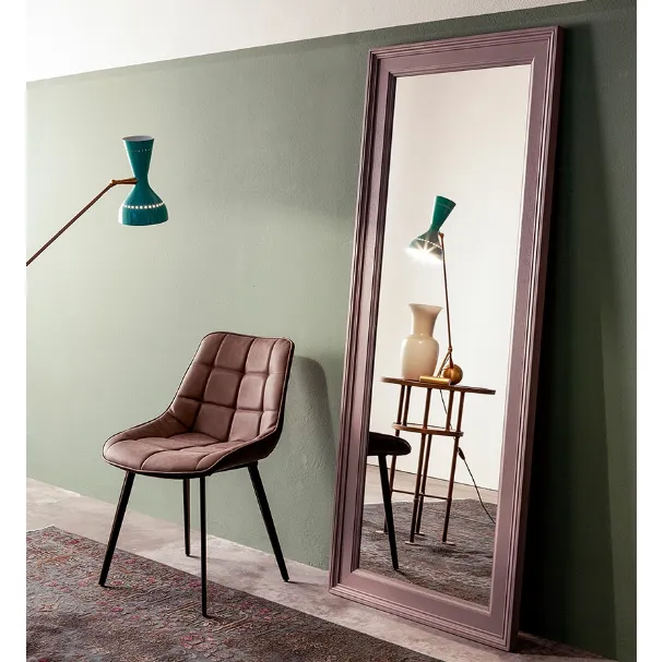 Specchio Keystone con cornice in legno laccato di Devina Nais