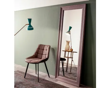 Specchio Keystone con cornice in legno laccato di Devina Nais