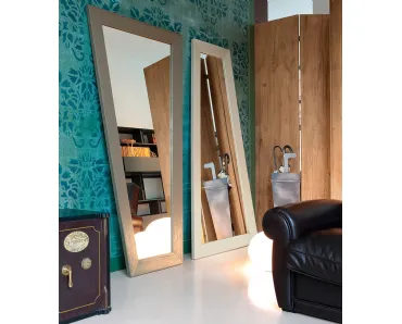 Specchio Trapezio con cornice in legno di Devina Nais