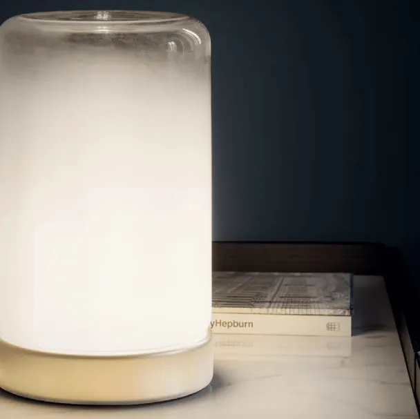 Lampada da tavolo Pop in vetro sfumato bianco con base in acciaio laccato di Bontempi