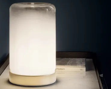 Lampada da tavolo Pop in vetro sfumato bianco con base in acciaio laccato di Bontempi