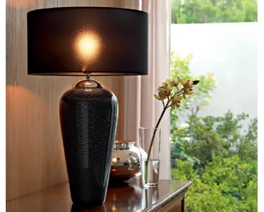 Lampada da tavolo Diva Noir con vaso in vetro nero e paralume in tessuto di Le Fablier