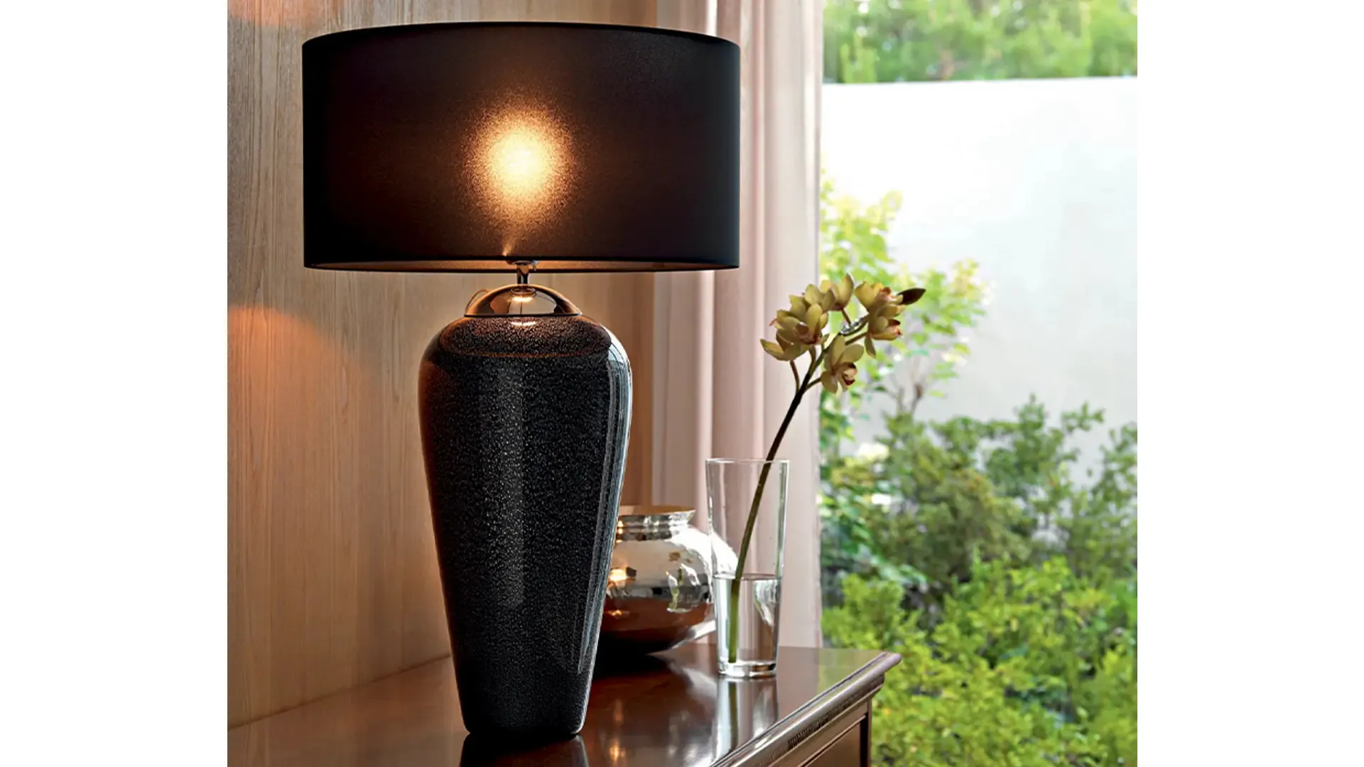 Lampada da tavolo Diva Noir con vaso in vetro nero e paralume in tessuto di Le Fablier