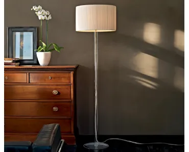 Lampada da terra Hari con paralume in tessuto e stelo in pirex trasparente di Le Fablier