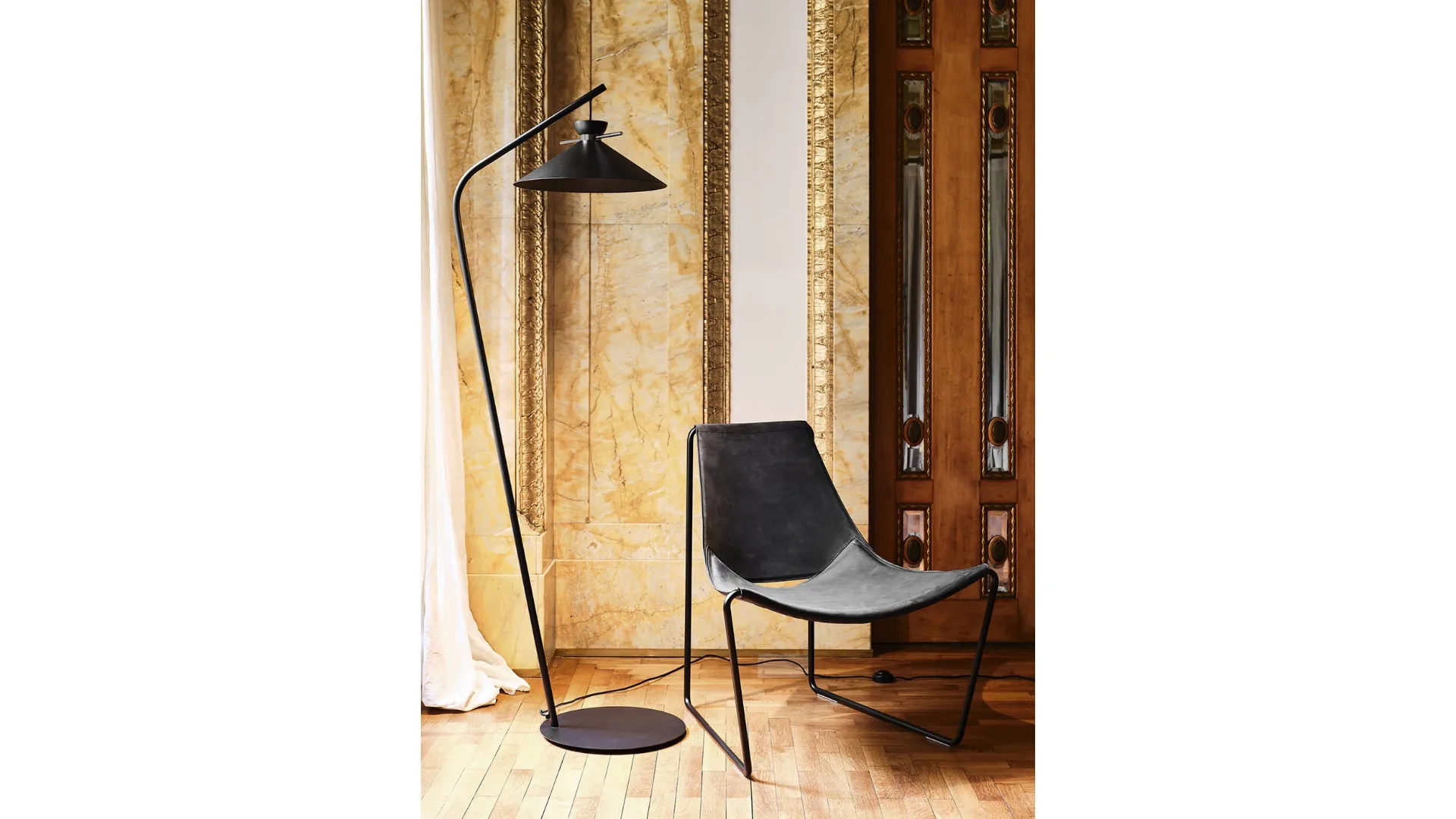 Lampada da terra in metallo verniciato Nero Japan di Midj