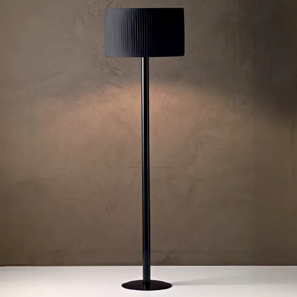 Lampada da terra Matahari con paralume in tessuto e stelo in pirex nero di Le Fablier