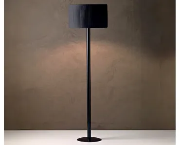 Lampada da terra Matahari con paralume in tessuto e stelo in pirex nero di Le Fablier