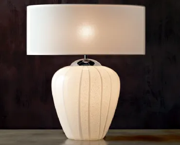 Lampada da tavolo Strip con vaso bianco e argento con colature di vetro e paralume in tessuto bianco di Le Fablier