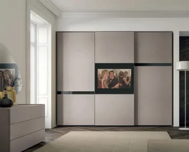 Armadio con ante scorrevoli Chorus Mirror TV in melaminico cemento corda con intarsi in laccato lucido nero e vetro con TV di Artigianmobili