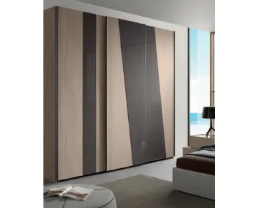 Armadio con ante scorrevoli Code BHH in melaminico gessato rovere e vetro laccato lucido di Artigianmobili
