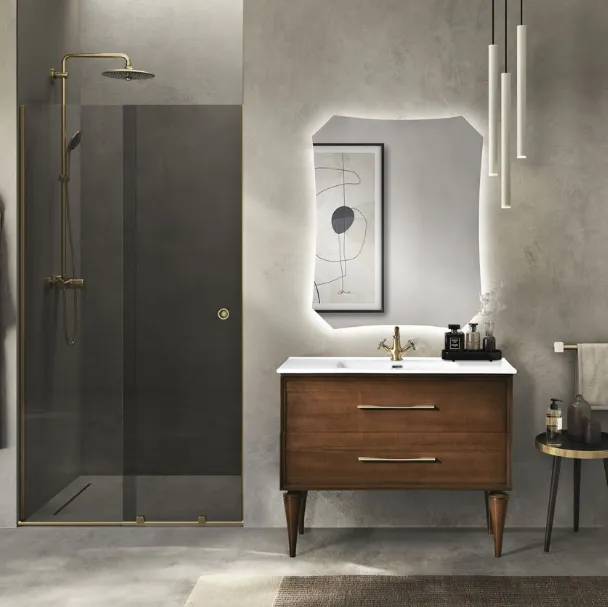 Mobile da Bagno con piedi Classic in finitura Noce chiaro con maniglia brunita e lavabo in ceramica di Bluelife