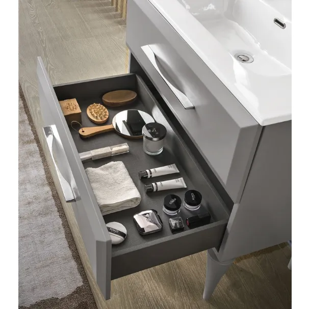 Mobile da Bagno con piedi Cleide laccato Grigio Perla con lavabo in ceramica di Bluelife