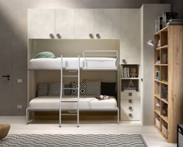 Camera salvaspazio con letto a castello aperto Room 152 di Zg Mobili
