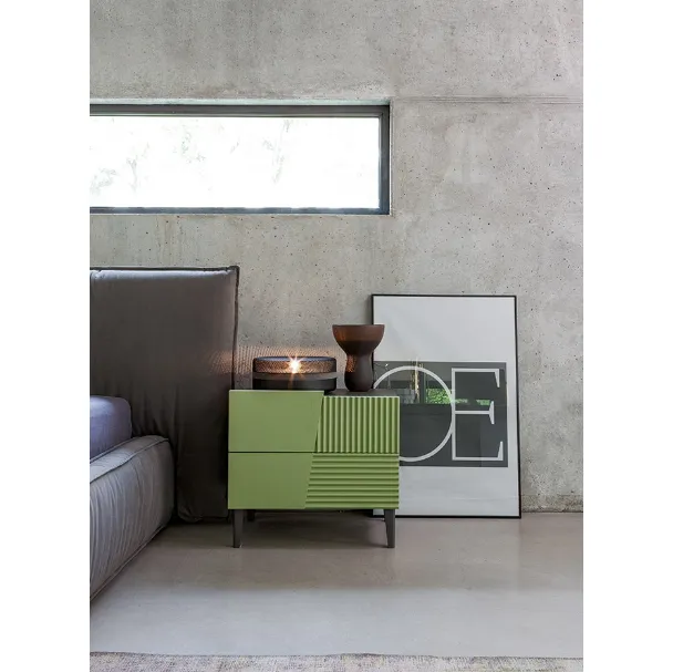 Comodino Design in Rovere massello laccato Verde di Devina Nais