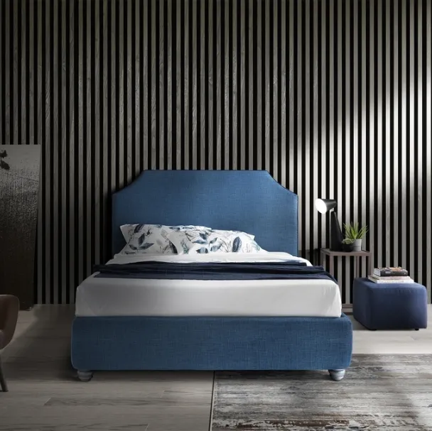 Letto in tessuto blu con testiera sagomata Austin di Artigianaletti