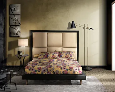 Letto matrimoniale con testiera a quadri in rilievo Bild di Artigianaletti