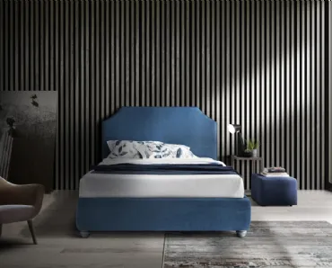 Letto in tessuto blu con giroletto e testiera sagomata Austin di Artigianaletti