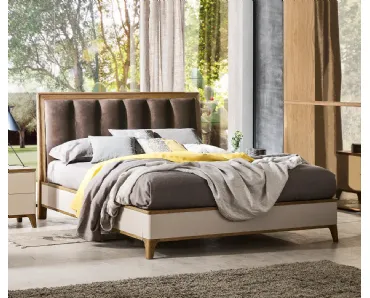 Letto Deva con testiera in pelle di Le Fablier