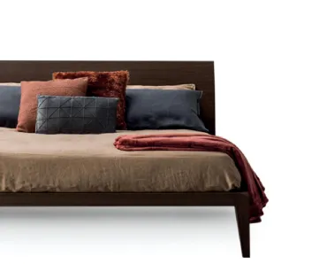Letto in legno con testiera Shark di Devina Nais