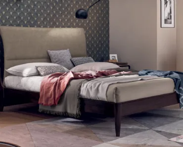 Letto in legno con testiera rivestita in pelle Crisalide di Le Fablier