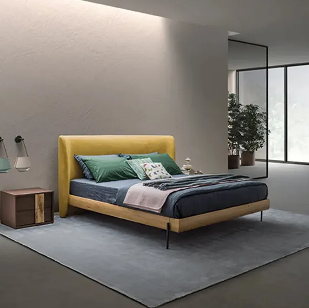 Letto con testiera tondeggiante in tessuto imbottito e giroletto in Rovere massello Leaf Elegance di Devina Nais