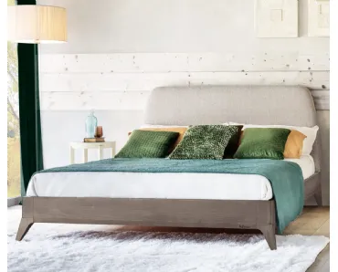 Letto Liquirizia con testiera in tessuto imbottito di Le Fablier