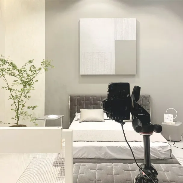 Letto con testiera in velluto grigio con lavorazione trapuntata Muzzle di Max Divani