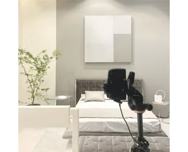 Letto con testiera in velluto grigio con lavorazione trapuntata Muzzle di Max Divani