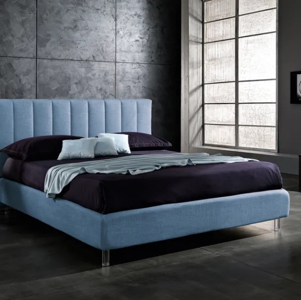 Letto in tessuto azzurro cielo con testiera imbottita Navajo di Artigianaletti