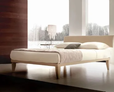 Letto matrimoniale in ecopelle Niki Tessile con testiera di Ergogreen