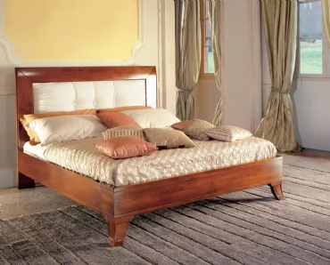 Letto in legno con testiera imbottita e rivestita in tessuto trapuntato Oleandro di Le Fablier