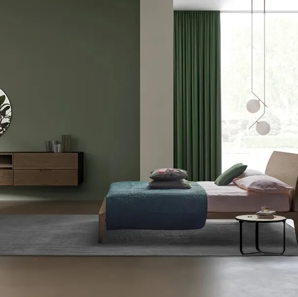 Letto in legno massello di Rovere finitura Tabacco con testiera curva Shark di Devina Nais