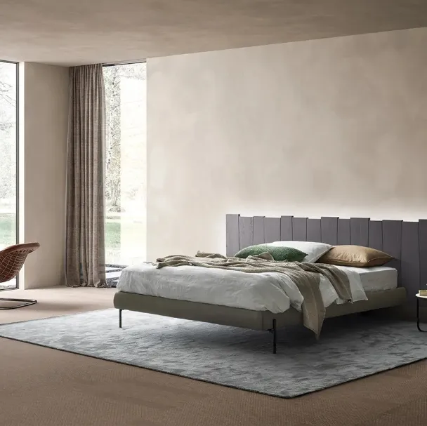 Letto con testiera in Rovere massello sospesa e giroletto in tessuto imbottito Urban Ranch Soft di Devina Nais