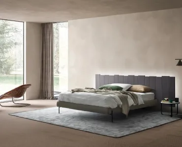 Letto con testiera in Rovere massello sospesa e giroletto in tessuto imbottito Urban Ranch Soft di Devina Nais