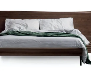 Letto Zen con testiera a terra di Devina Nais