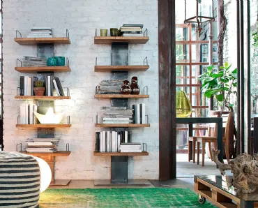 Libreria componibile Infinity con struttura in ferro e ripiani in Rovere massello di Devina Nais
