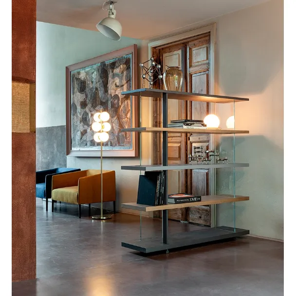 Libreria Zero 16 in legno massello di Rovere con schienale in vetro trasparente di Devina Nais