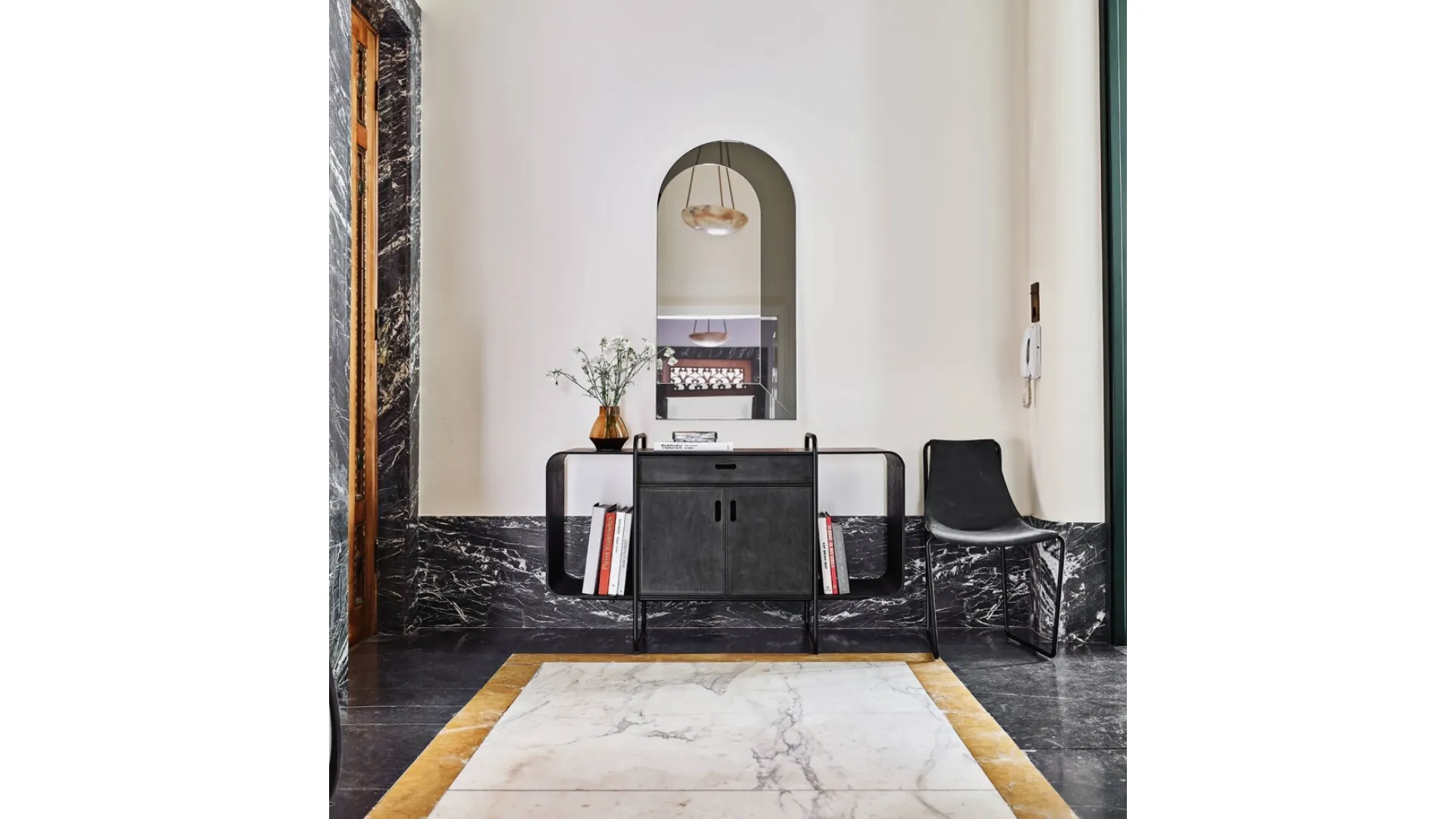 Madia Apelle con struttura in metallo e ante rivestite in pelle di Midj