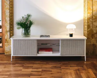 Madia Lea H55 con ante in legno rivestite in tessuto e top in ceramica di Midj