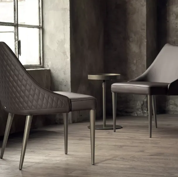 Poltroncina Clara in ecopelle con base in acciaio laccato di Bontempi