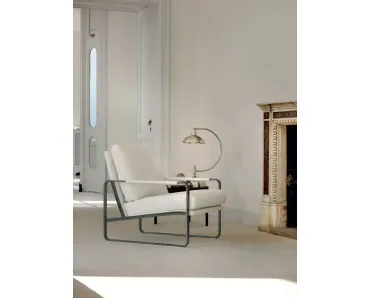 Poltrona Clarissa rivestita in tessuto imbottito con struttura in acciaio laccato di Bontempi